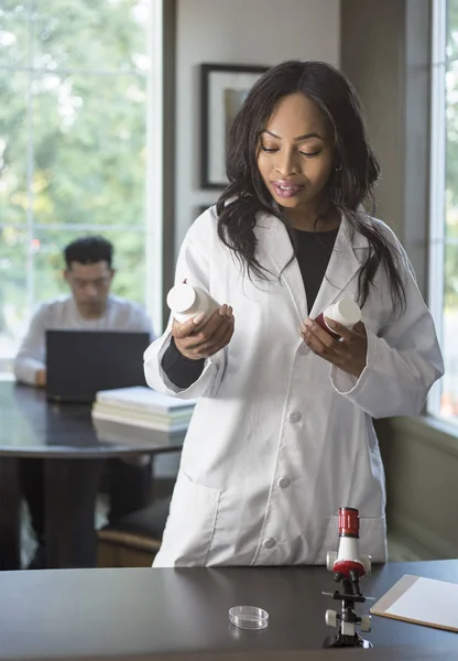 Una Scienziata Camice Laboratorio Che Ricerche Con Sua Studentessa Medicina — Foto Stock