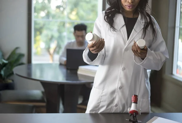 Uma Cientista Com Casaco Laboratório Pesquisar Com Estudante Medicina Num — Fotografia de Stock