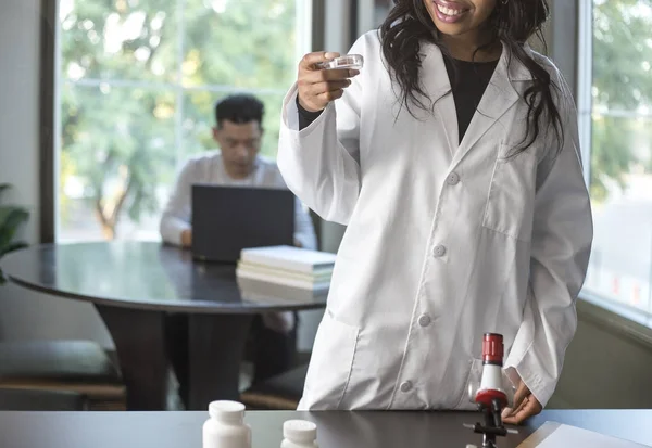 Una Scienziata Camice Laboratorio Che Ricerche Con Sua Studentessa Medicina — Foto Stock