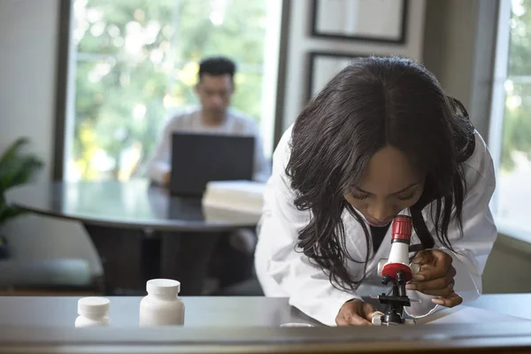 Científica Una Bata Laboratorio Investigando Con Estudiante Medicina Masculina Laboratorio — Foto de Stock