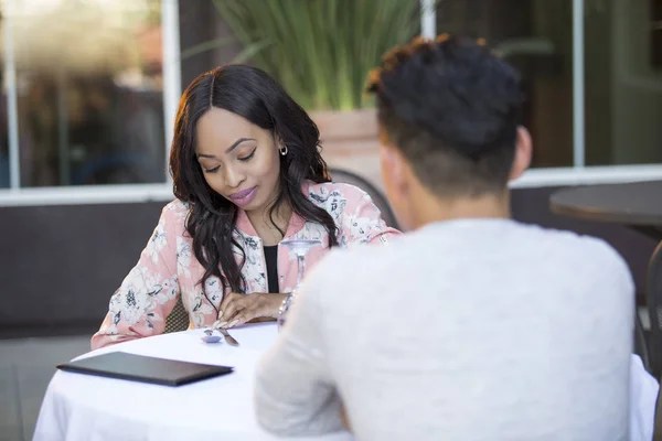 Svart Kvinna Blind Date Med Asiatisk Man Uteservering Sitter Och — Stockfoto