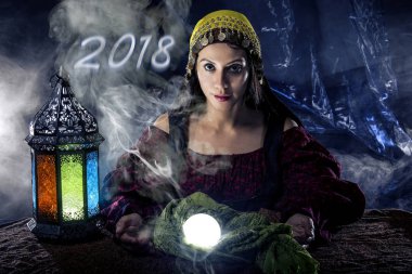 Bir psişik okuma kader ya da kader ve yıl 2018 geleceği tahmin cystal bir top ile yapıyor kadın Falcı