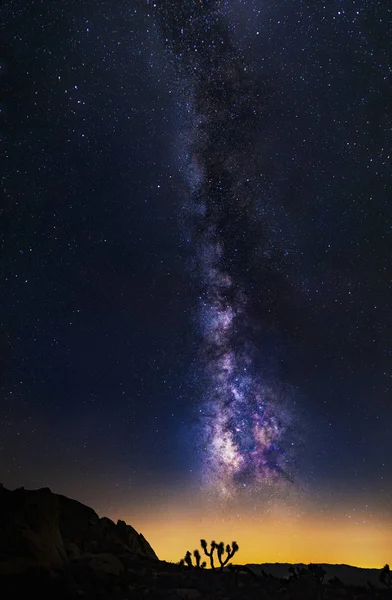 Függőleges Tájolása Tejút Galaxis Mentén Egy Sivatagi Előtér Narancs Fény — Stock Fotó
