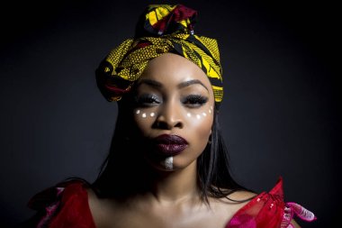 Nijeryalı geleneksel giyim ve kabile makyaj ya da yüz boyama giyerek Afrika gurur gösteren siyah erkek. Model modern vogue moda stil stüdyoda vurulur.