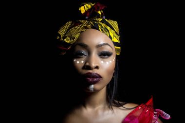 Nijeryalı geleneksel giyim ve kabile makyaj ya da yüz boyama giyerek Afrika gurur gösteren siyah erkek. Model modern vogue moda stil stüdyoda vurulur.