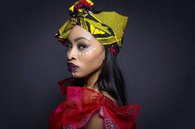 Nijeryalı geleneksel giyim ve kabile makyaj ya da yüz boyama giyerek Afrika gurur gösteren siyah erkek. Model modern vogue moda stil stüdyoda vurulur.
