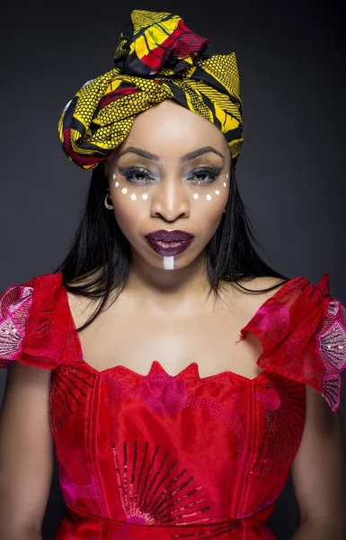 Μαύρη Γυναίκα Που Δείχνει Αφρικανική Υπερηφάνεια Φορώντας Νιγηρίας Παραδοσιακή Ενδυμασία — Φωτογραφία Αρχείου