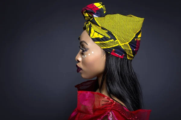 Czarny Kobieta Wyświetlono Afryki Dumy Nosząc Nigeryjski Tradycyjną Odzież Plemiennych — Zdjęcie stockowe