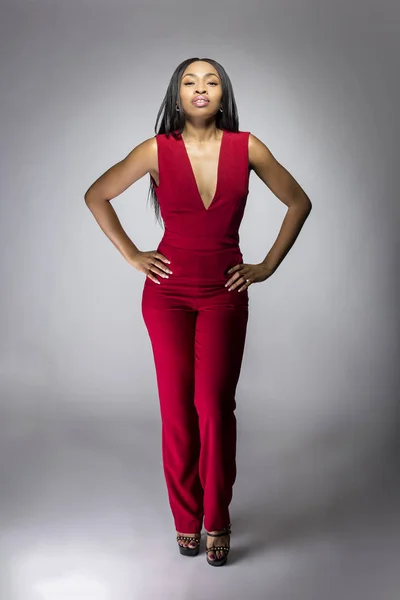 Modello Moda Femminile Africana Nera Che Indossa Pantalone Rosso Design — Foto Stock