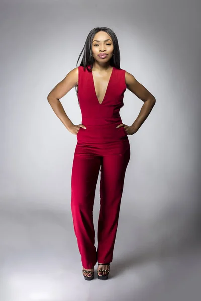Черная Африканская Модель Красном Брючном Костюме Весеннего Дизайна Одежда Выглядит — стоковое фото