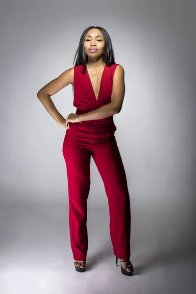 Μαύρο Αφρικανικό Γυναικεία Μόδα Μοντέλο Φοράει Κόκκινο Pantsuit Για Σχεδιασμό — Φωτογραφία Αρχείου