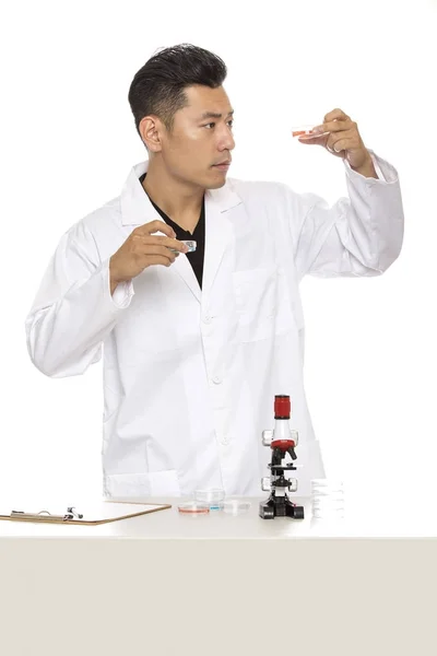 Азиатский Ученый Мужчина Микробиолог Изучает Исследования Эксперименты Лабораторным Халатом Микроскопом — стоковое фото