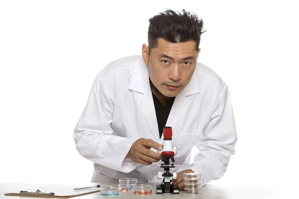 Азиатский Ученый Мужчина Микробиолог Изучает Исследования Эксперименты Лабораторным Халатом Микроскопом — стоковое фото