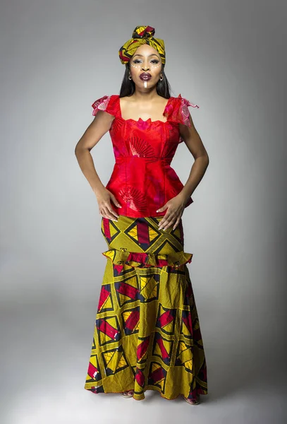 Μαύρη Γυναίκα Που Δείχνει Αφρικανική Υπερηφάνεια Φορώντας Ένα Παραδοσιακό Νιγηρίας — Φωτογραφία Αρχείου