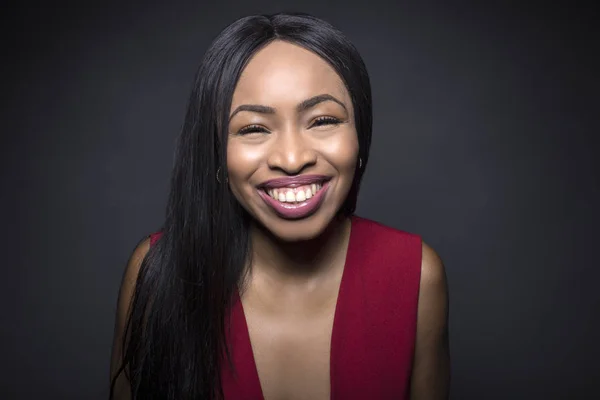 Mutlu Ifadeleri Ile Karanlık Bir Arka Plan Üzerinde Siyah Kadın — Stok fotoğraf