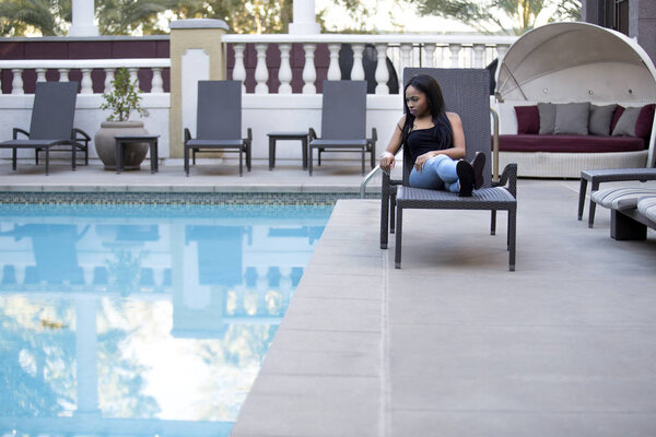 Гипохондриальная или гермафобная черная женщина в отпуске на курорте отеля, с отвращением смотрящая на общественный бассейн. Женщина выглядит отвратительно или неудобно от воды
.