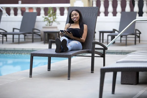Mujer Negra Vacaciones Hotel Usando Una Tableta Para Comprobar Trabajo — Foto de Stock