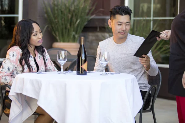 Couple Interracial Sur Rendez Vous Payer Pour Une Note Restaurant — Photo