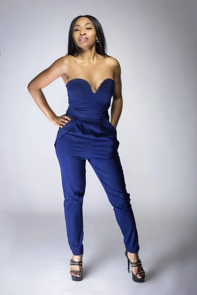 Sexy Modelo Moda Feminina Preta Vestindo Vestuário Com Calças Azuis — Fotografia de Stock