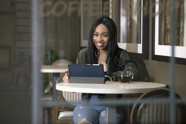 Okno Zobrazení Černé Ženy Nosit Sluchátka Sledování Videa Tabletu Coffeeshop — Stock fotografie