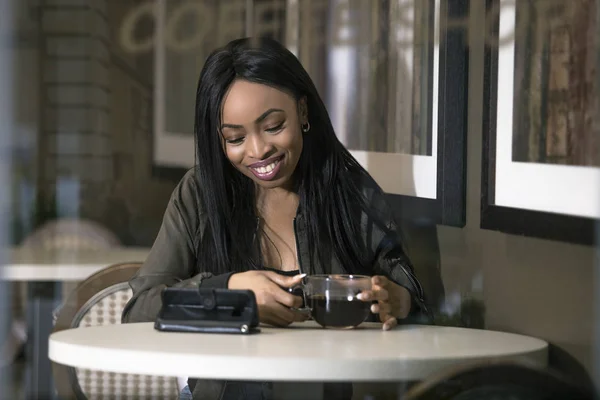 Vista Janela Uma Mulher Negra Assistindo Vídeos Streaming Telefone Celular — Fotografia de Stock