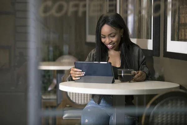 Ventana Vista Una Hembra Negra Usando Una Tableta Conectada Internet — Foto de Stock