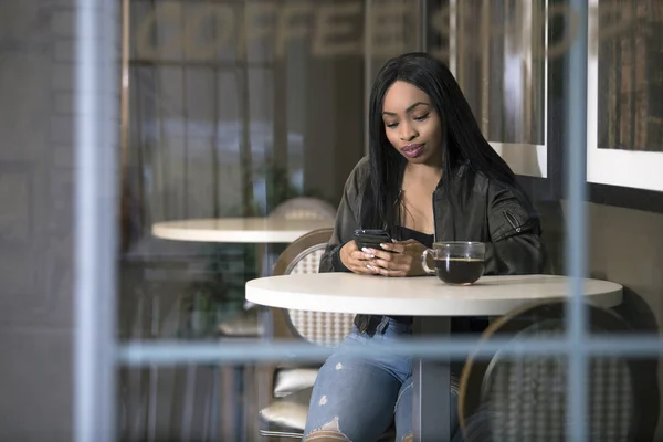 Vista Una Ventana Una Hembra Negra Usando Teléfono Móvil Café — Foto de Stock