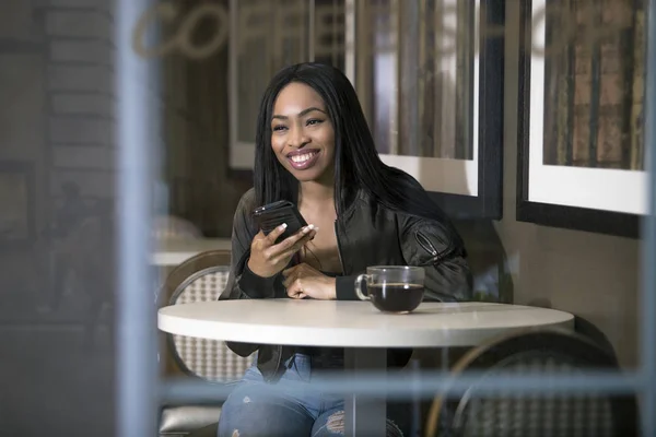 Вид Вікно Чорної Жінки Використовує Мобільний Телефон Кав Ярні Або — стокове фото