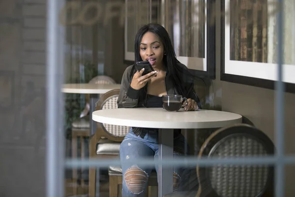 Vista Janela Uma Mulher Negra Usando Celular Café Café Calçada — Fotografia de Stock