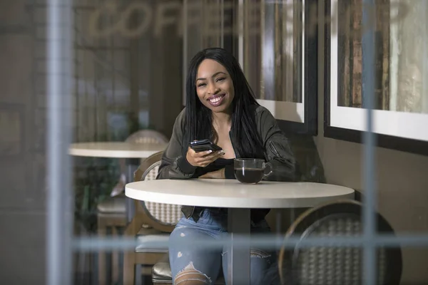 Vista Janela Uma Mulher Negra Usando Celular Café Café Calçada — Fotografia de Stock