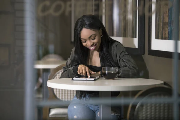Vista Janela Uma Mulher Negra Usando Tablet Conectado Internet Coffeeshop — Fotografia de Stock