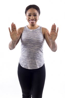 Siyah erkek spor kıyafeti giymiş beyaz bir arka plan üzerinde bir Dur jest yapıyor bir fitness eğitmeni