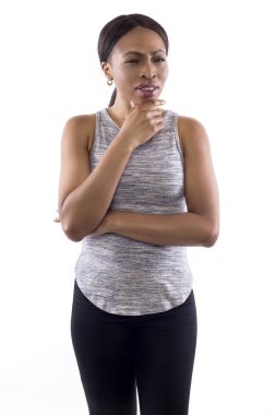 Karışık siyah kadın fitness eğitmeni olarak beyaz bir arka plan üzerinde spor kıyafeti giymiş