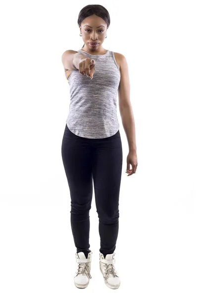 Чорна Жінка Спортивному Вбранні Білому Тлі Тренер Фітнесу Вказує Вперед — стокове фото