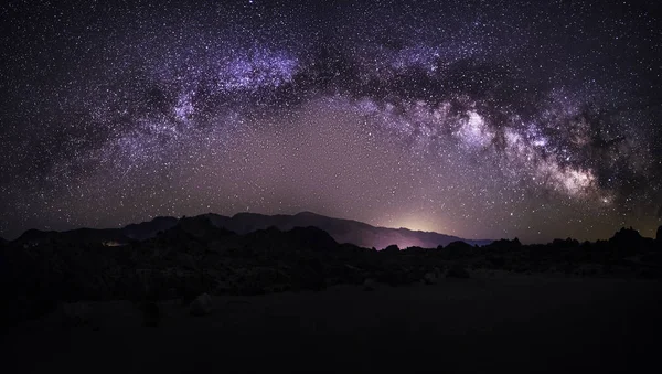 Vista Panorâmica Deserto Com Estrelas Galáxia Láctea Sobre Céu Noturno — Fotografia de Stock