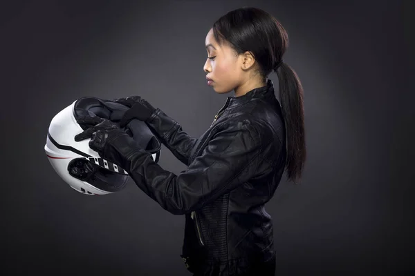 Μαύρο Θηλυκό Μοτοσυκλετιστής Οδηγός Αγωνιστικών Αυτοκινήτων Φορώντας Ένα Αγωνιστικό Κράνος — Φωτογραφία Αρχείου