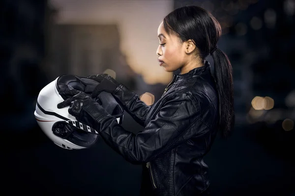 Mujer Negra Motociclista Piloto Carreras Con Casco Carreras Chaqueta Cuero —  Fotos de Stock