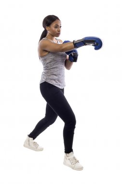 Siyah erkek boks eldiven kutusunda aerobik kardiyo ile çalışma dışarı beyaz bir arka plan üzerinde izole. O yumruklar ile poz ve fitness ya da kendini savunma ve savaş sanatları gösteriyor.