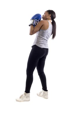 Siyah erkek boks eldiven kutusunda aerobik kardiyo ile çalışma dışarı beyaz bir arka plan üzerinde izole. O yumruklar ile poz ve fitness ya da kendini savunma ve savaş sanatları gösteriyor.