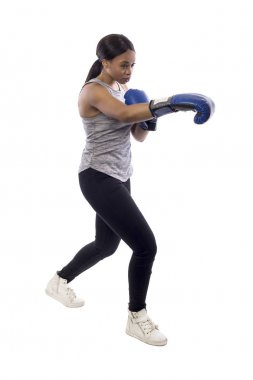 Siyah erkek boks eldiven kutusunda aerobik kardiyo ile çalışma dışarı beyaz bir arka plan üzerinde izole. O yumruklar ile poz ve fitness ya da kendini savunma ve savaş sanatları gösteriyor.