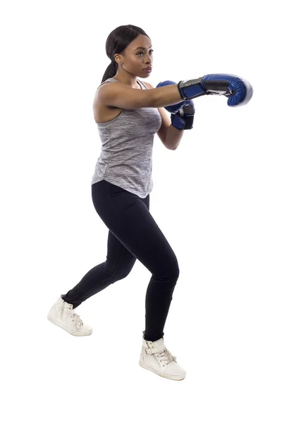 Zwarte Vrouw Geïsoleerd Een Witte Achtergrond Het Dragen Van Bokshandschoenen — Stockfoto