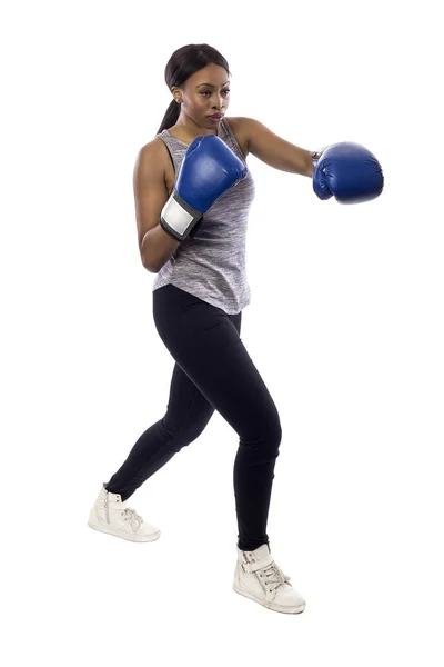 Mujer Negra Aislada Sobre Fondo Blanco Usando Guantes Boxeo Haciendo — Foto de Stock