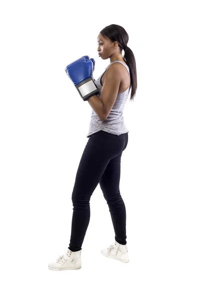 Zwarte Vrouw Geïsoleerd Een Witte Achtergrond Het Dragen Van Bokshandschoenen — Stockfoto