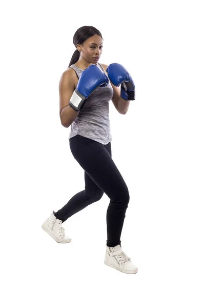 Černá Fena Izolovaných Bílém Pozadí Nosí Boxerské Rukavice Cvičit Box — Stock fotografie