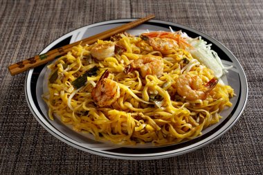 Delicious karıştırın kızarmış noodle pad denilen Tayland Tayland olduğunu lezzetli bir yemek. Deniz ürünleri karides veya karides ve makarna gibi ile yapılır. Görüntü öğle yemeği yemek çubukları ile gösterir.