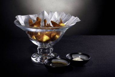 Derin kızarmış peynir wontons veya yengeç rangoons bir kabın içinde. Bu meze deniz ürünleri ve şal ile yapılır. Lezzetli ve lezzetli ama yağlı ve yağlı yemektir. Asya gıda görüntü tasvir.