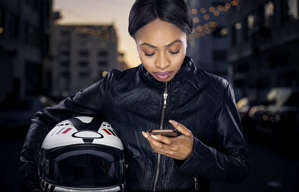 黒の女性バイカーまたは携帯電話で Gps マップを探してバイク ライダー 彼女は彼女の旅行中にナビゲーションのための場所を見ています 画像は輸送技術アプリケーションを示しています — ストック写真
