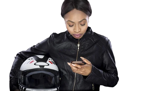 黒の女性バイカーまたは携帯電話で Gps マップを探してバイク ライダー 彼女は彼女の旅行中にナビゲーションのための場所を見ています 画像は輸送技術アプリケーションを示しています — ストック写真