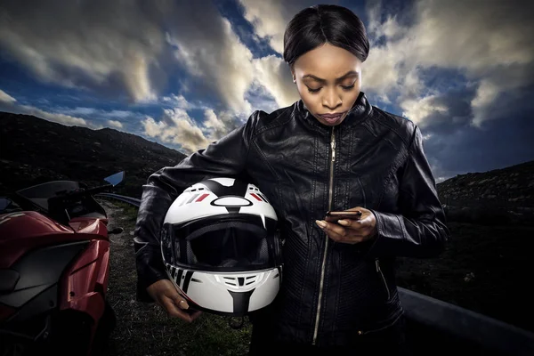 Motociclist Negru Sau Motociclist Care Uită Telefonul Mobil Pentru Harta — Fotografie, imagine de stoc