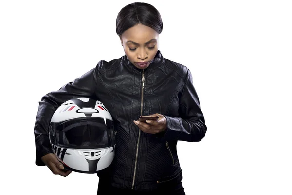 Czarny Kobieta Biker Lub Motocyklista Poszukuje Telefon Komórkowy Gps Map — Zdjęcie stockowe